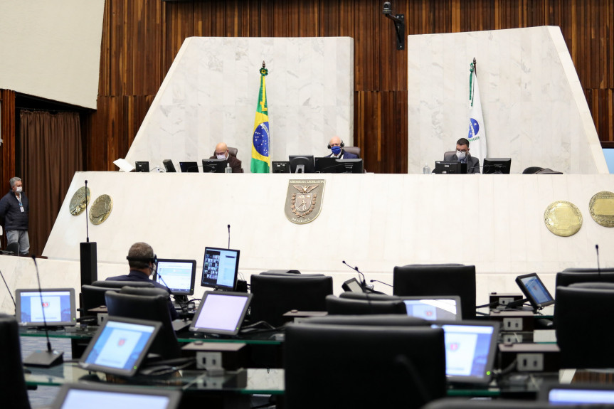 Deputados aprovam parecer da CCJ e Comissão de Segurança Pública ao projeto que institui colégios cívico-militares no Paraná.