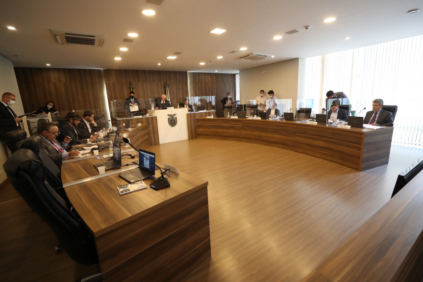 Deputados aprovam na CCJ parecer favorável ao projeto de lei que trata do reajuste do salário mínimo regional.