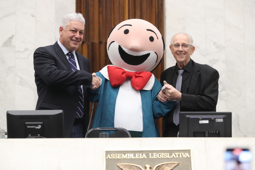 Solenidade acontece na noite desta terça-feira (18), no Plenário da Assembleia.