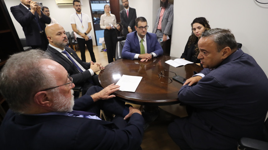 Reunião ocorreu no início da tarde desta segunda-feira (27).