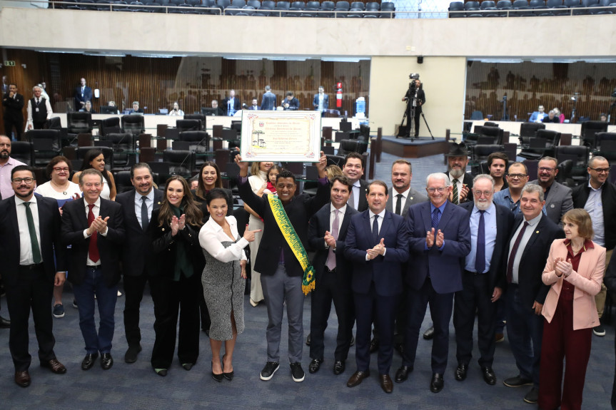 Homenagem ocorreu no inicio da sessão plenária desta segunda-feira (15).