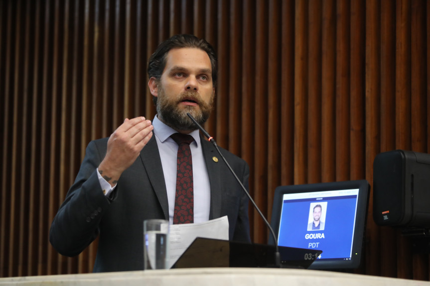 “Denunciar os horrores do nazismo é fundamental para estarmos atentos às ameaças contra a democracia e aos direitos humanos", alerta o deputado Goura (PDT), proponente da manifestação no Grande Expediente.