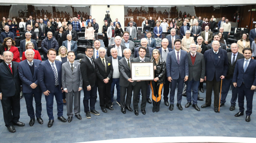 Solenidade ocorreu na noite desta segunda-feira (21), no Plenário da Assembleia Legislativa do Paraná.