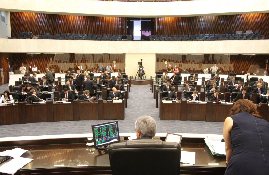 Deputados durante os trabalhos de Plenário.