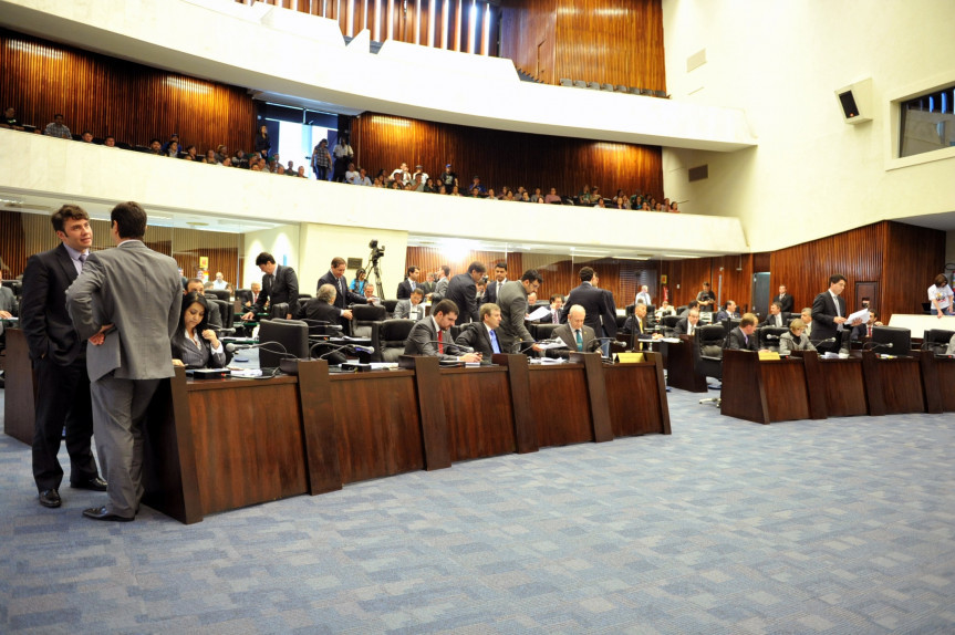 Deputados durante os trabalhos em Plenário.