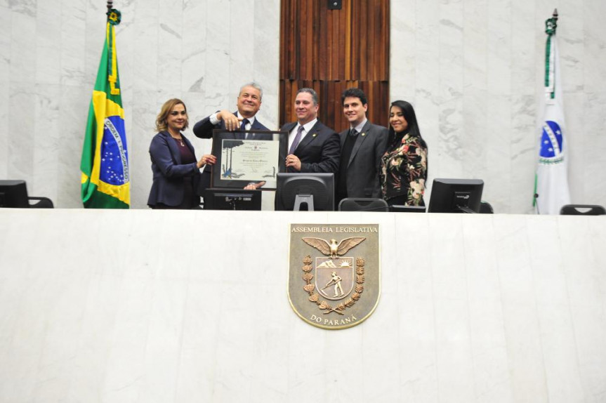 Apóstolo Sérgio de Castro recebe o título de Cidadão Benemérito do Paraná, proposto e entregue pelo deputado Gilson de Souza (PSC).