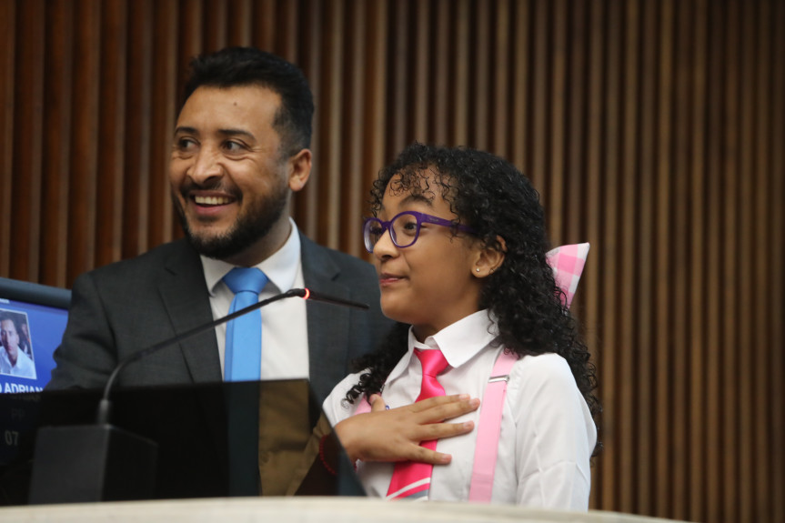 Deputado Soldado Adriano José (PP) homenageia estudante em reconhecimento à inteligência e excelência na dedicação aos estudos