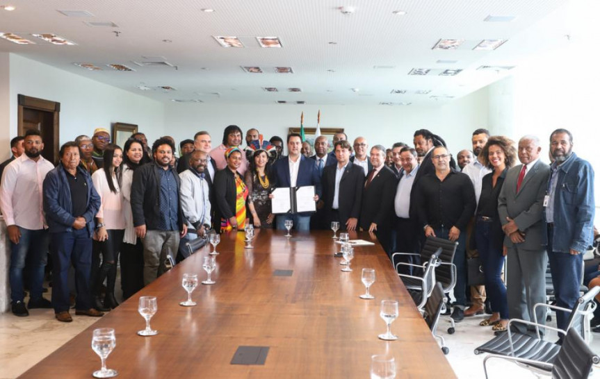 Cerimônia de sanção da nova lei reuniu lideranças e representantes da comunidade negra. 