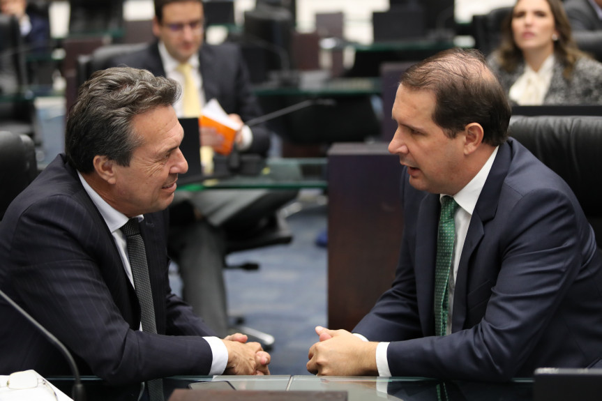 Deputados Márcio Nunes e Marcel Micheletto retornam à Assembleia Legislativa.