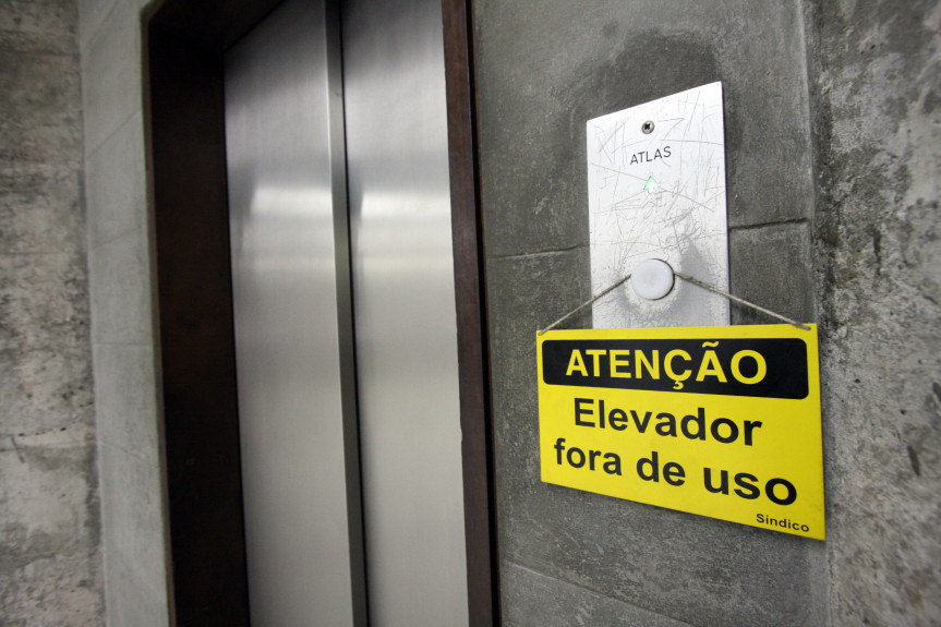 Elevador localizado ao lado do Plenarinho é desligado após pane no motor.  