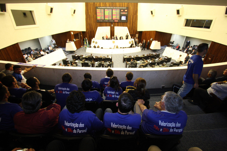 Policiais militares e bombeiros ocupam as galerias da Assembleia Legislativa e pedem apoio dos deputados para regulamentação da Emenda 29/2010.