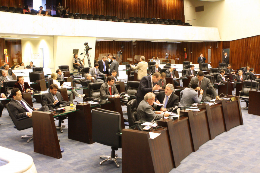 Parlamentares durante a sessão plenária desta quarta-feira (23/11)