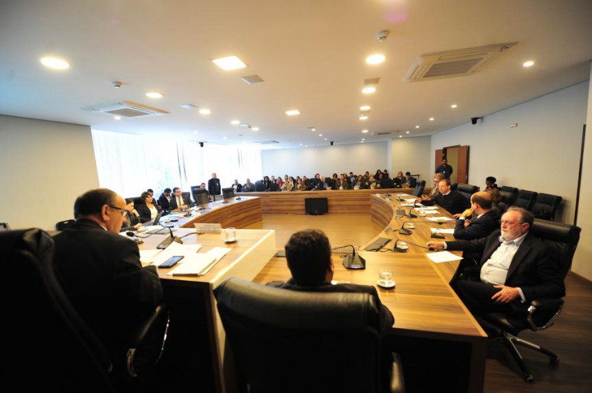 Diretor geral da Secretaria de Estado da Saúde, Nestor Werner Júnior, realizou prestação de contas da pasta para a Comissão de Saúde da Alep.