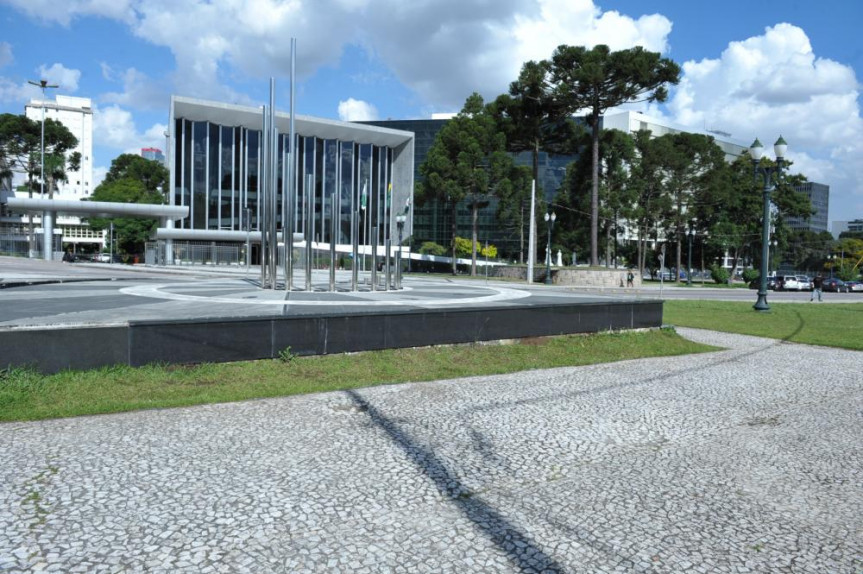 Fachada da Assembleia Legislativa do Paraná.