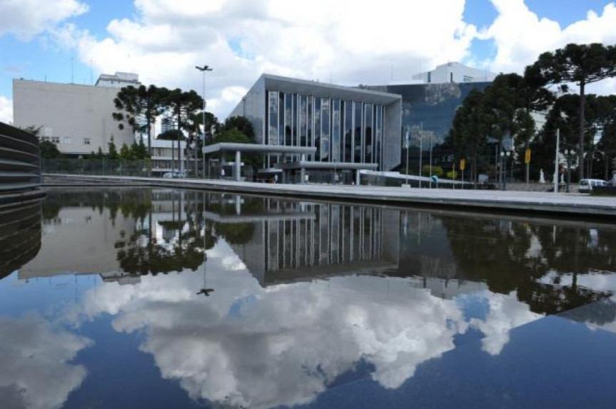 Fachada da Assembleia Legislativa do Paraná. 