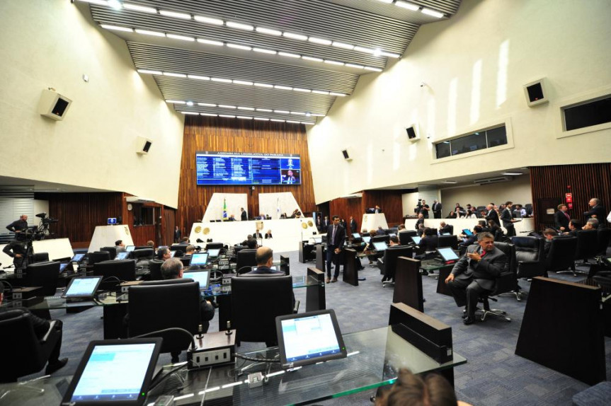 A sessão de hoje foi marcada por debates e uma série de pronunciamentos.