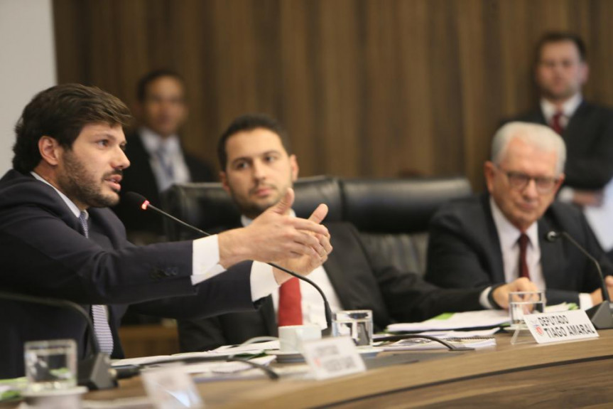 Deputado Tiago Amaral (PSB), vice-líder do Governo, apresenta parecer sobre o projeto de lei que trata da licença especial de servidores do Executivo na reunião da CCJ