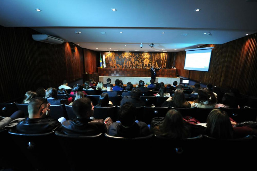 Participantes do Rolê Cívico acompanham apresentação do Diretor Legislativo, Dylliardi Alessi, sobre o processo legislativo.