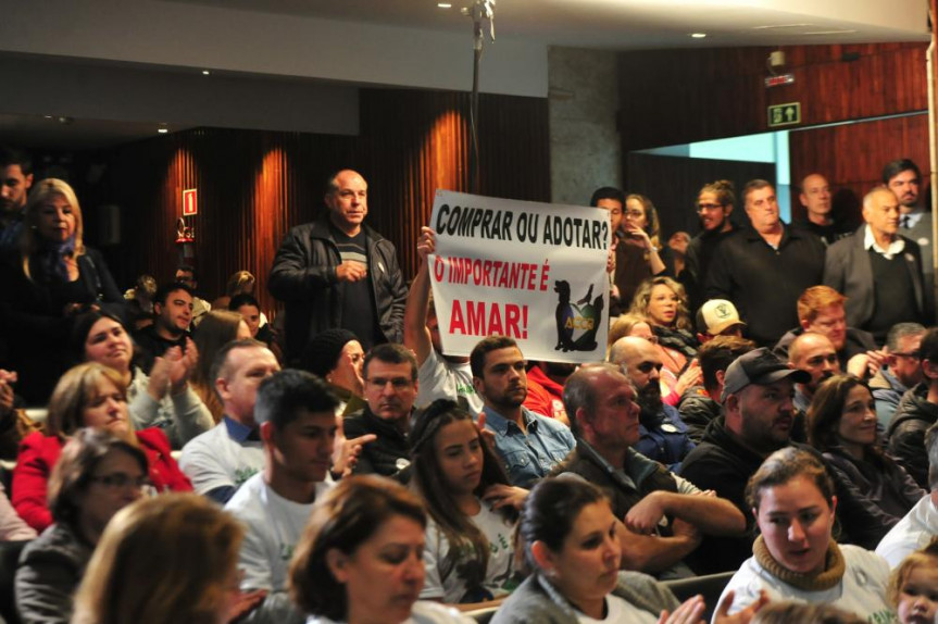 Audiência pública debateu a regulamentação da venda de animais domésticos no Paraná.