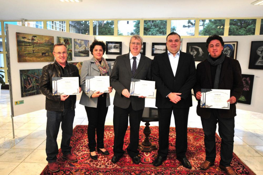  Exposição "Portraits et Paysages", dos artistas Marc Breyer, Rodney Rauth e Roberto Rodrigues,proposta pelo deputado Ney Leprevost (PSD). 