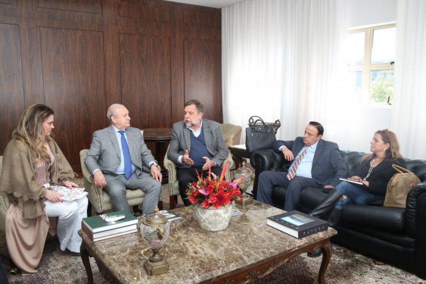 Presidente Ademar Traiano (PSDB) e deputado Hussein Bakri (PSD), recebem Flávio Arns para adesão de objetivos de desenvolvimento sustentável.