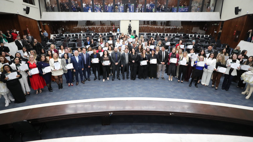 Solenidade ocorreu na noite desta terça-feira (29), no Plenário da Assembleia Legislativa do Paraná.
