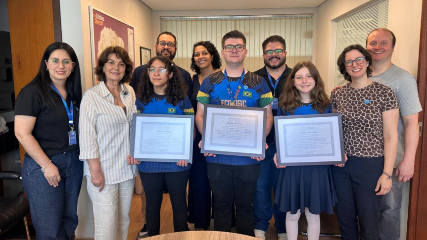 A deputada estadual Cristina Silvestri (PP) entregou, na última semana, menções honrosas às estudantes Letícia Marie Romanelli Gomes da Silva e Ana Luiza Vieira Bomfim, de 11 anos.