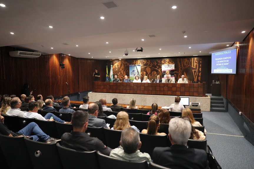 O encontro no Plenarinho foi promovido pela deputada Márcia Huçulak (PSD), como uma forma de aproximar o Legislativo do tema, alertar a sociedade e também discutir medidas para minimizar a situação.