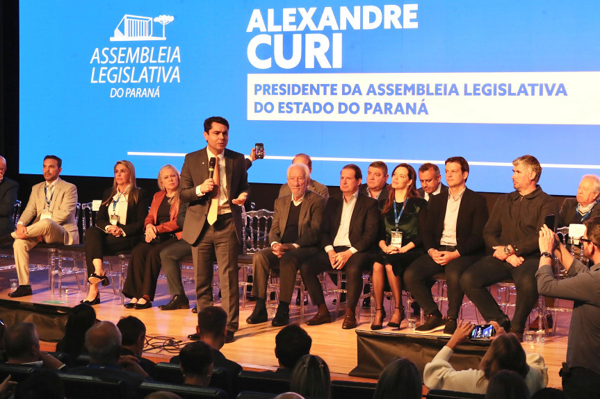 Ao discursar para prefeitos e lideranças municipais, Alexandre Curi reafirmou que a Assembleia do Paraná devolverá R$ 500 milhões aos cofres do Estado neste ano.
