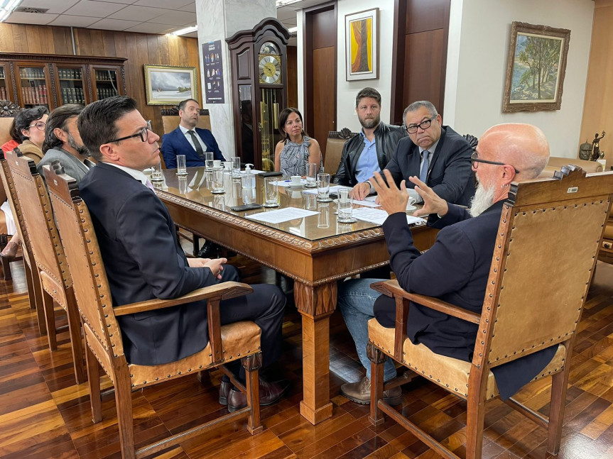Parlamentares se reuniram na manhã desta terça-feira (2) com o presidente do Tribunal de Contas do Paraná (TCE-PR), Fernando Guimarães, para tratar da privatização da estatal.