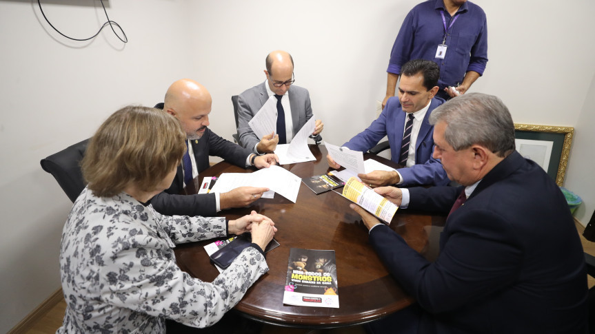 Reunião ocorreu após as sessões plenárias desta terça-feira (5).