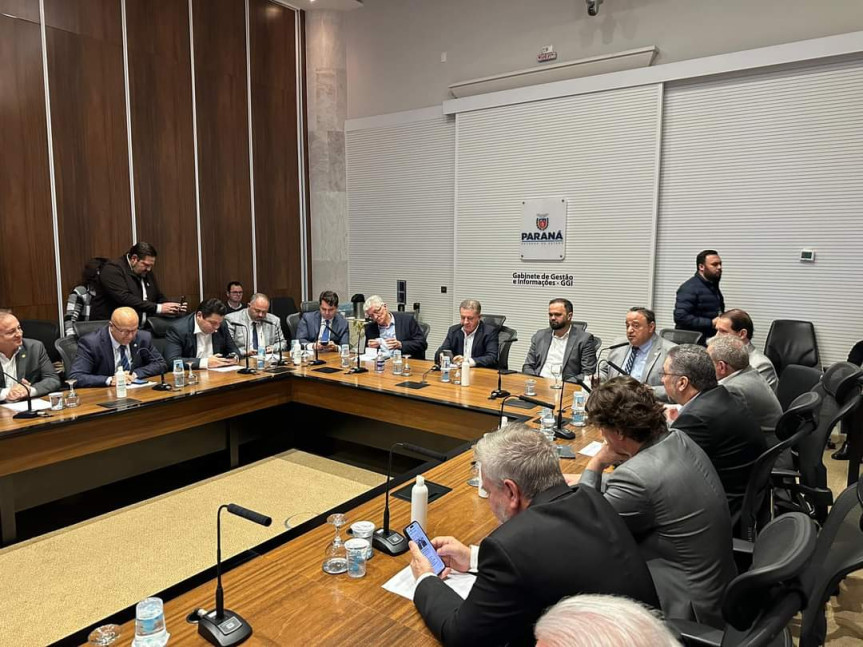 Líder do Governo e Presidente da Comissão de Educação da Assembleia do Paraná, o deputado Hussein Bakri (PSD) reuniu quase 40 deputados da base aliada e cinco secretários de Estado para anunciar o envio ao Legislativo na semana que vem de um importante projeto na área do ensino.