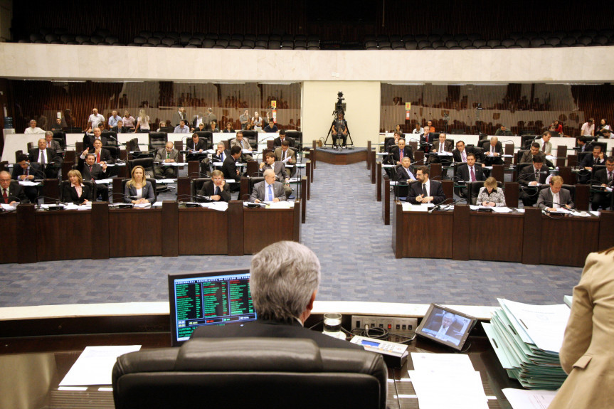 Deputados apreciaram 40 itens durante sessão extraordinária desta quarta-feira (14/12).