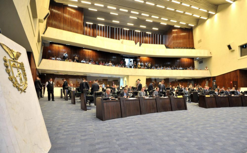 Deputados durante a sessão plenária desta segunda-feira (08/12)