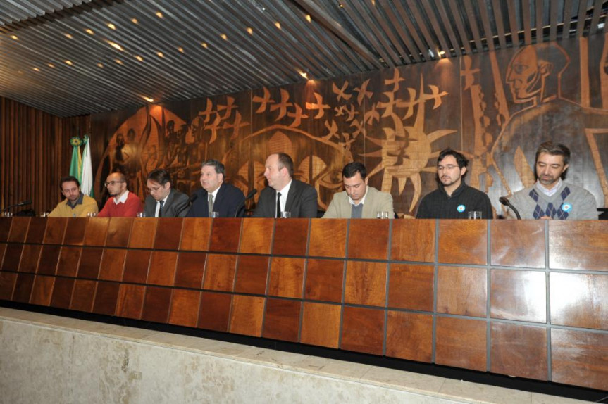 Composição da mesa durante a audiência pública no Plenarinho nesta terça-feira (29).