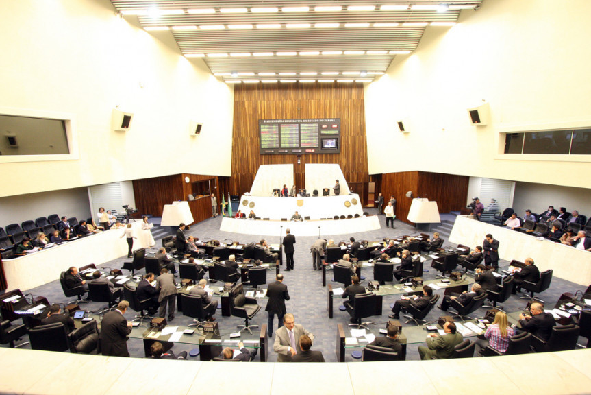 Deputados durante os trabalhos em Plenário.