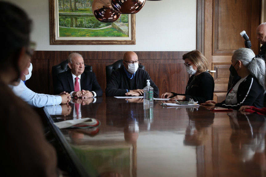 Presidente Traiano e o primeiro secretário Romanelli receberam representantes do Fórum de Aprendizagem, contrários à MP 1.116 que institui o Programa Emprega + Mulheres e Jovens.