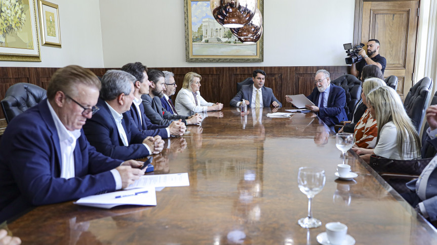 A Comissão de Saúde Pública da Assembleia homenageou nesta segunda-feira (29) 12 instituições de Curitiba e região que são referência na regulação de doações de órgãos e nas cirurgias de transplantes.