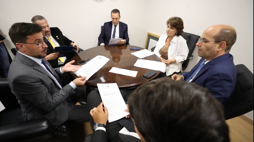 Reunião ocorreu após as sessões plenárias desta terça-feira (10).