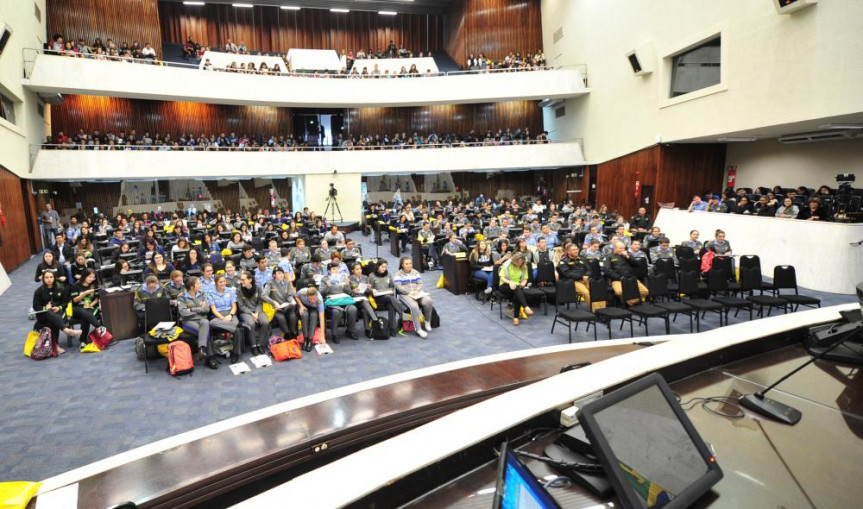 Plenário da Assembleia Legislativa do Paraná recebeu mais de 700 estudantes que tiveram aulas e dicas para as provas do Enem que acontecem em novembro.