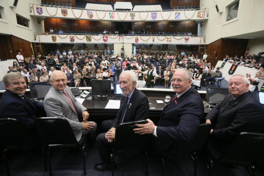 Sessão solene proposta pelo deputado Elio Rusch (DEM) marcou os 190 anos da imigração alemã no Paraná.