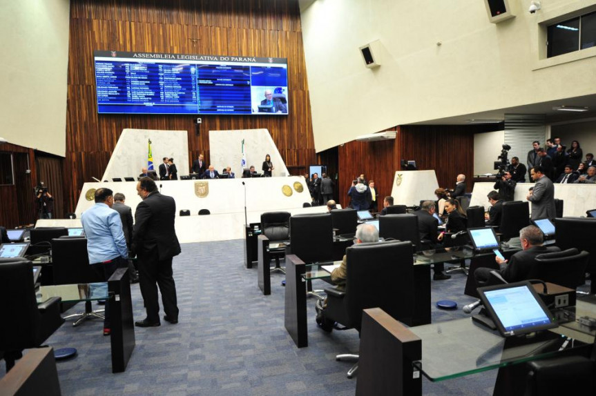 A sessão de hoje foi marcada por debates e uma série de pronunciamentos.