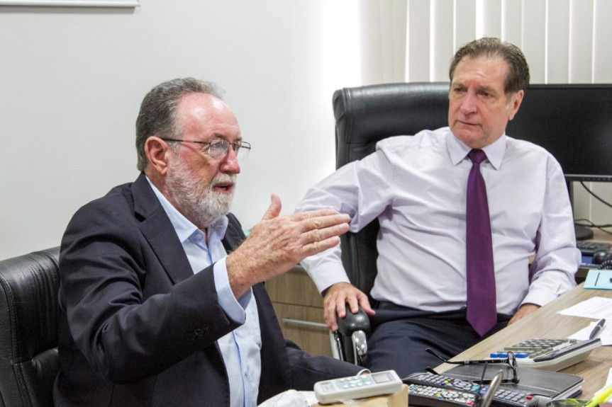 Deputados Tercílio Turini (PPS) e Ademir Bier (PMDB), em reunião da Frente Parlamentar contra Prorrogação dos Contratos de Pedágio.