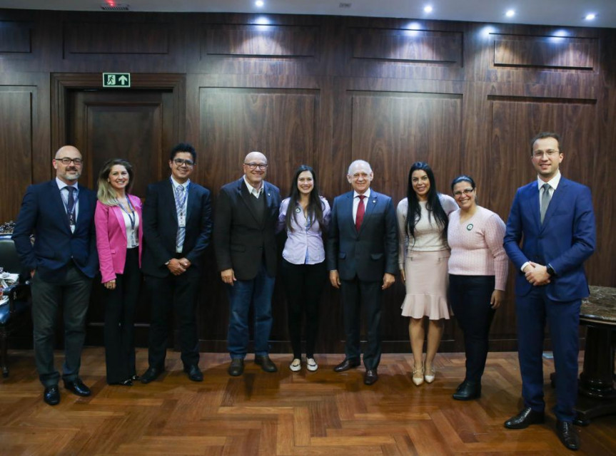 Sessões da Alep terão transmissão em Libras. Reunião com a Federação Nacional de Educação e Integração dos Surdos deu início às tratativas.