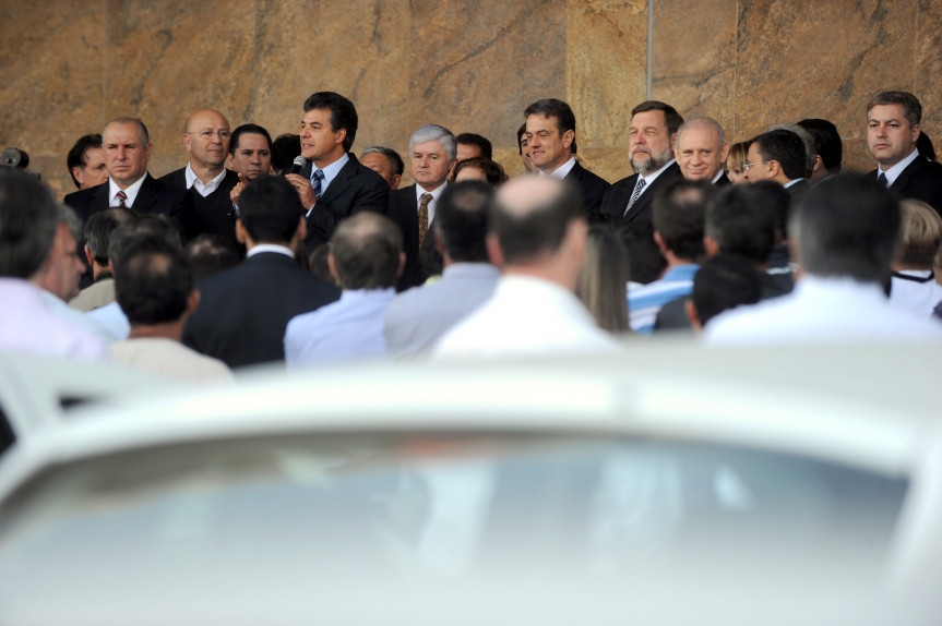 Deputados participam da entrega de veículos destinados a diversos municípios do Estado.