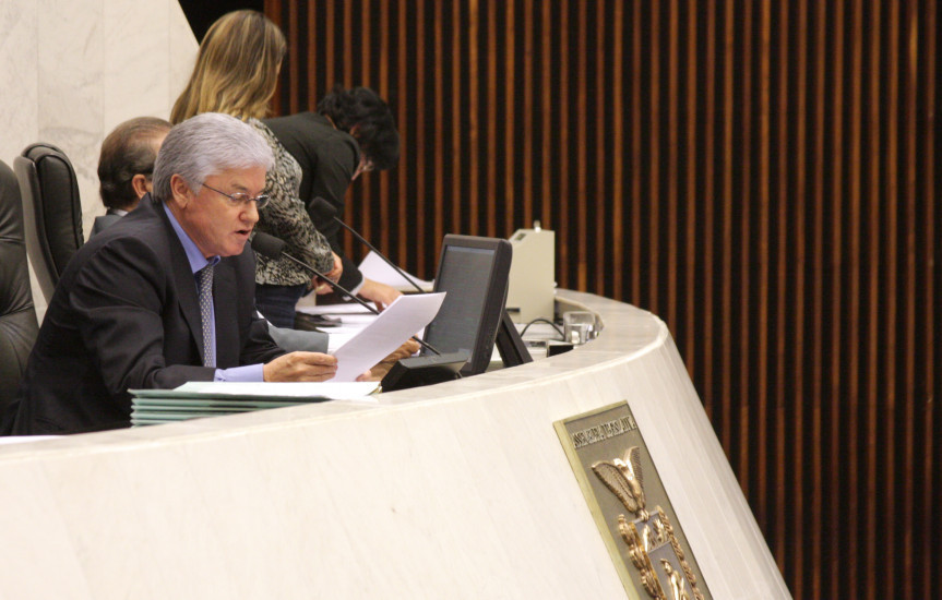 Valdir Rossoni (PSDB) faz a leitura do requerimento manifestando voto de pesar pelo falecimento do general Ítalo Conti.