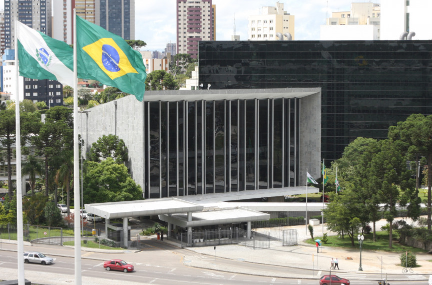 Fachada da Assembleia Legislativa do Paraná, localizada no Centro Cívico da capital paranaense.