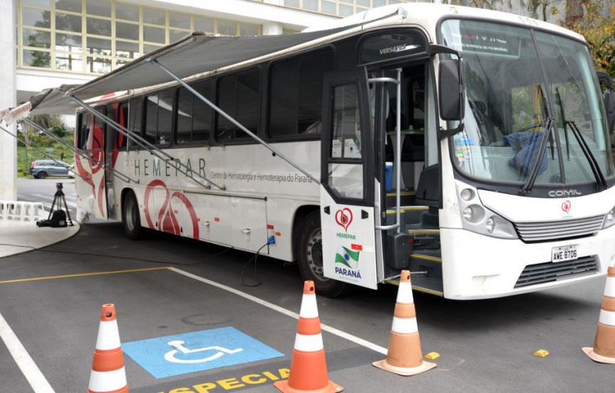 Ônibus do Hemepar estacionado no pátio da Assembleia Legislativa do Paraná nesta terça-feira (10).