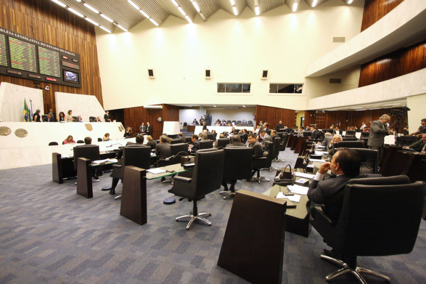Deputados durante os trabalhos em Plenário.
