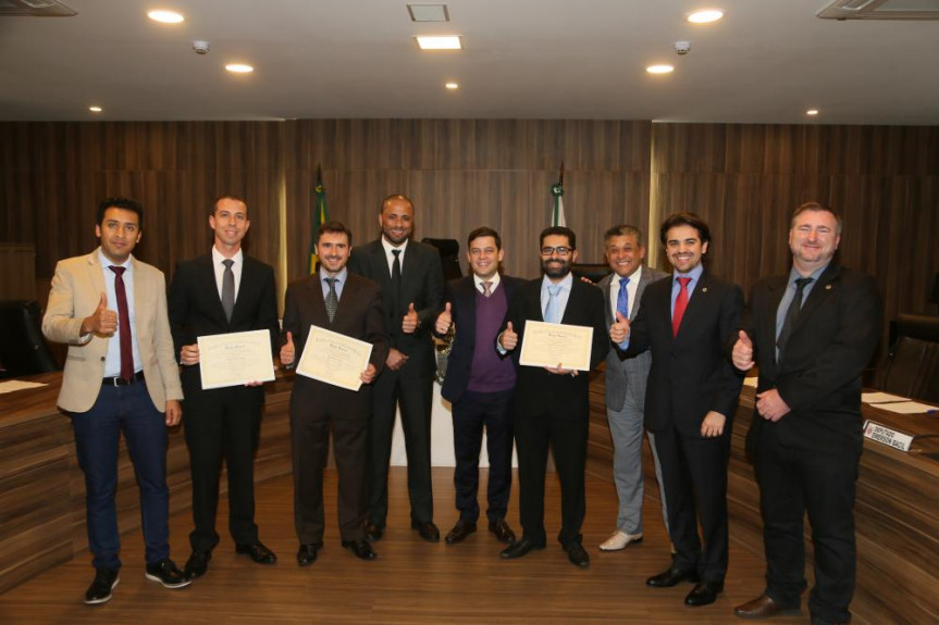 Servidores do TCE-PR receberam homenagem da Comissão de Obras.